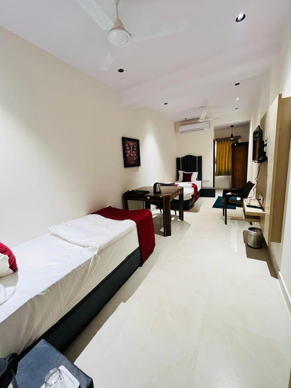 Hotel Royal Sky Morbi Luaran gambar