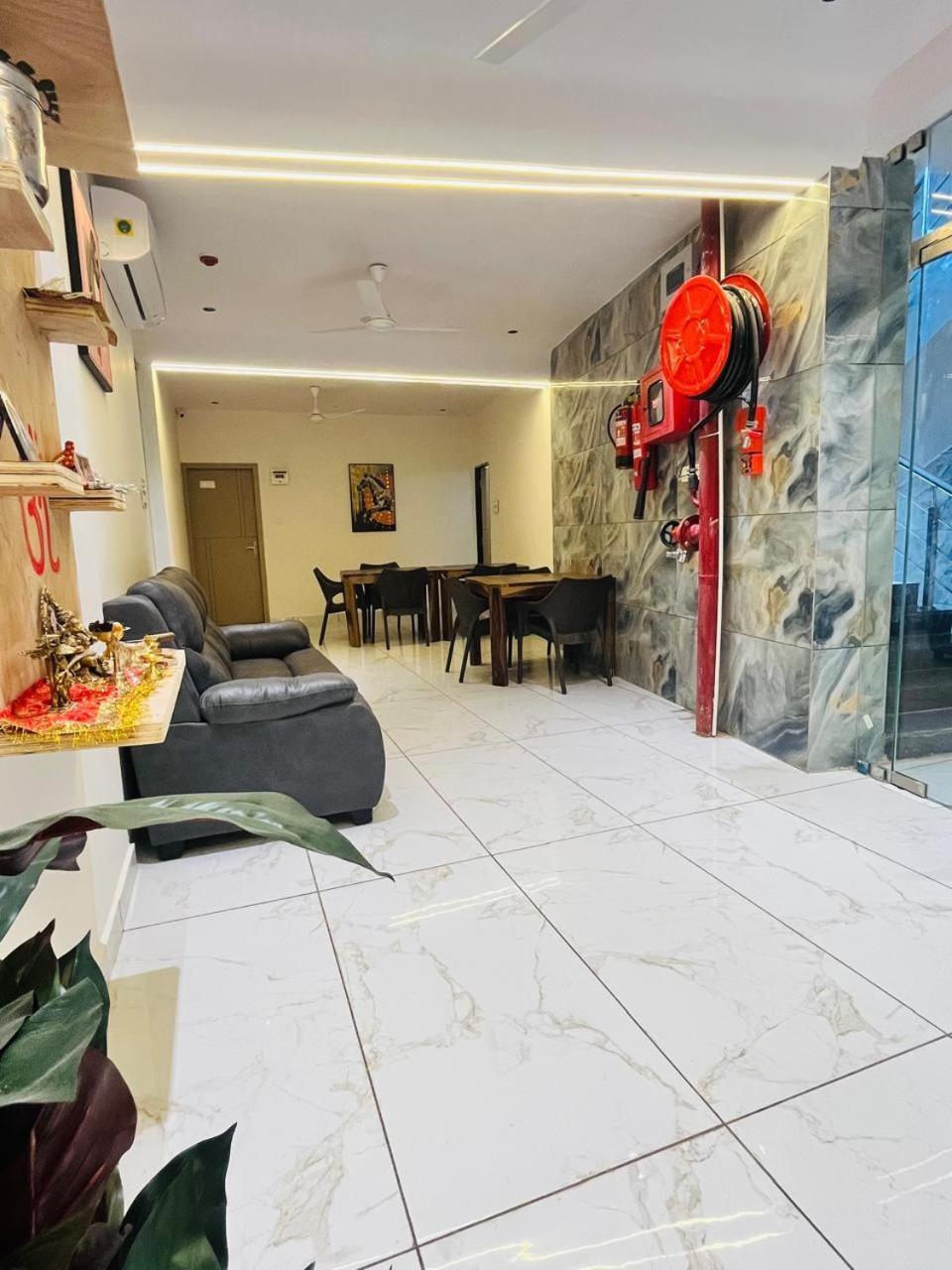 Hotel Royal Sky Morbi Luaran gambar